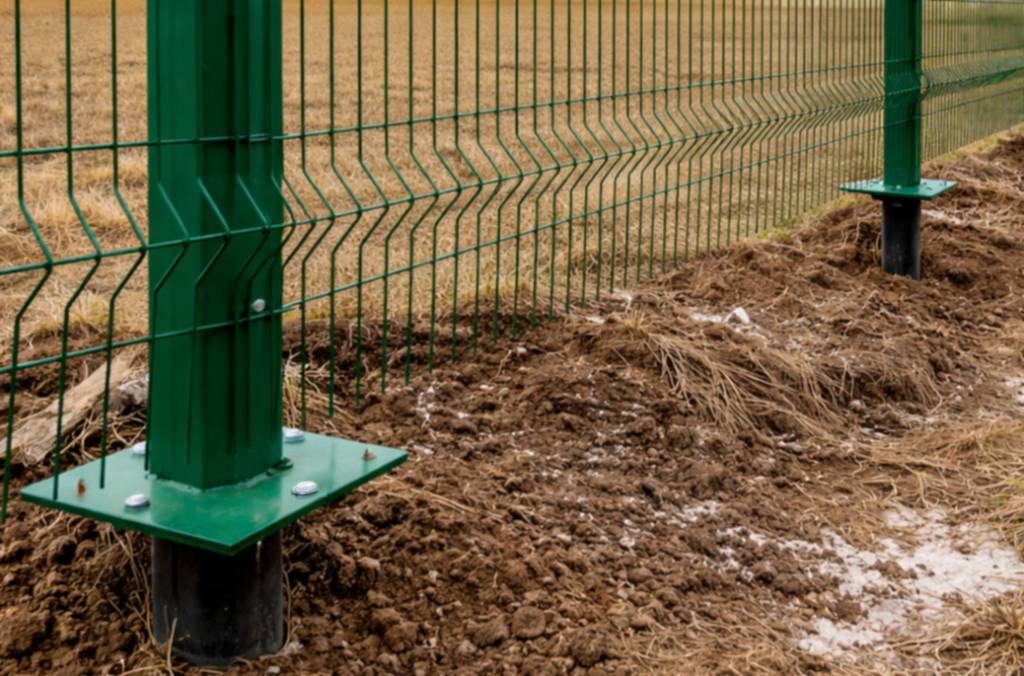 Монтаж секций ограждения